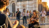 A Bologna, duetto improvvisato in piazza: Biagio Antonacci accompagna una cantante di strada