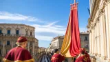 A Sassari inaugurata la Festha Manna: il vessillo dei Massai esposto da Palazzo di Città