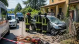 Auto esce di strada a San Lorenzo in Noceto: cancello abbattuto e intervento dei soccorsi