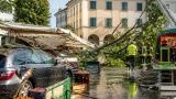 Downburst mattutino nel Pordenonese: raffiche fino a 92 km/h, decine di interventi e tetti danneggiati