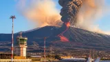 Etna torna in intensa attività: allerta rossa e limitazioni agli arrivi a Fontanarossa