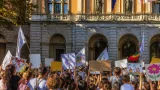 Fischietti e proteste a Palazzo Cernezzi: le scuole di Como in piazza contro il piano di riorganizzazione