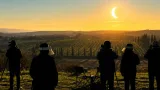 Forlì: l'eclissi trasforma il tramonto e richiama migliaia verso le colline