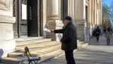 Forlì, un nonno in presidio davanti al Tribunale per denunciare la lentezza della giustizia
