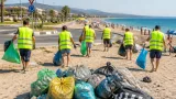 Pulizia sotto il sole: a Platamona Plastic Free rimuove rifiuti nonostante i 40 gradi