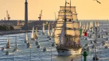 Ravenna saluta l'Amerigo Vespucci: la nave scuola lascia il porto accompagnata da 150 barche