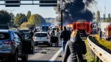Roma, roghi multipli: fumo sul Raccordo, traffico bloccato e automobilisti in fuga contromano