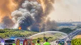 Roma, vasto incendio a Piana del Sole: chiusa la Roma‑Fiumicino e dispiegati i soccorsi