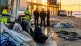 Sgombero al molo nord: l’accampamento sotto il trabocco ripulito a Pescara