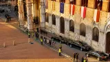 Siena, delegazioni e ambasciatori nelle trifore del Palazzo Pubblico per il Palio dell'Assunta