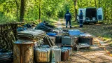 Smantellato bivacco in bosco a Castelnuovo Berardenga: recuperati accumulatori e rifiuti pericolosi