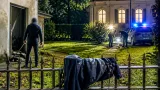Sorprendono un uomo nel giardino: finge di essere il giardiniere, poi arrestato