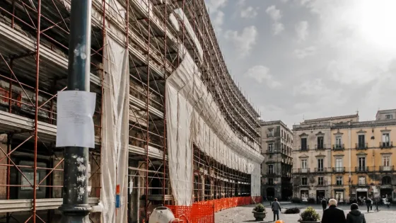 Caserta, impalcature in Piazza Dante: rebus su tempistiche e responsabilità dei lavori