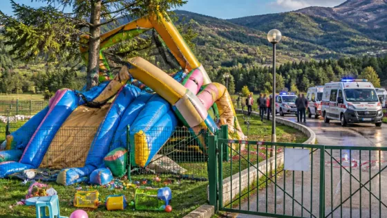 Gonfiabile sollevato dal vento a Roccaraso: tre bambini feriti, parco chiuso
