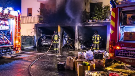 Incendio in garage a Reggio Calabria: evacuate 10 famiglie, intervento dei Vigili del Fuoco