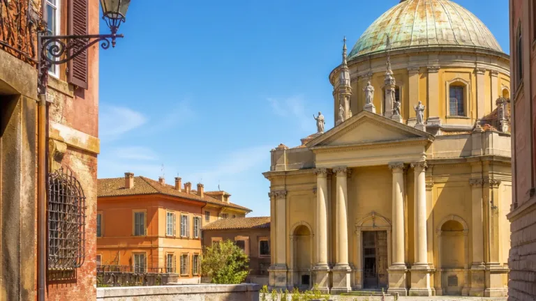 A Correggio un giovane denunciato dopo un inseguimento con un coltello: ferito un conoscente