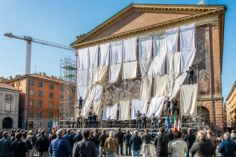 A Piacenza inaugurato il murale per Giorgio Armani: 27 metri per il tributo urbano