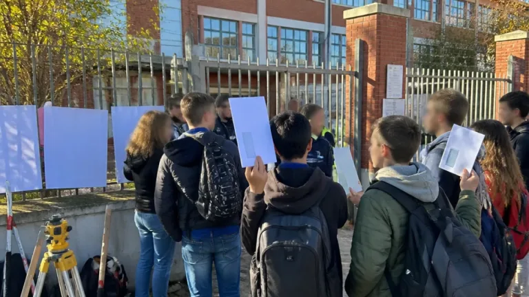 A Pisa esplode la protesta delle famiglie per il trasferimento di quattro classi del Santoni