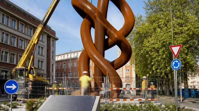 A Terni una scultura da oltre 8 metri alla rotatoria di viale Battisti: arriva il «Nodo d'amore»