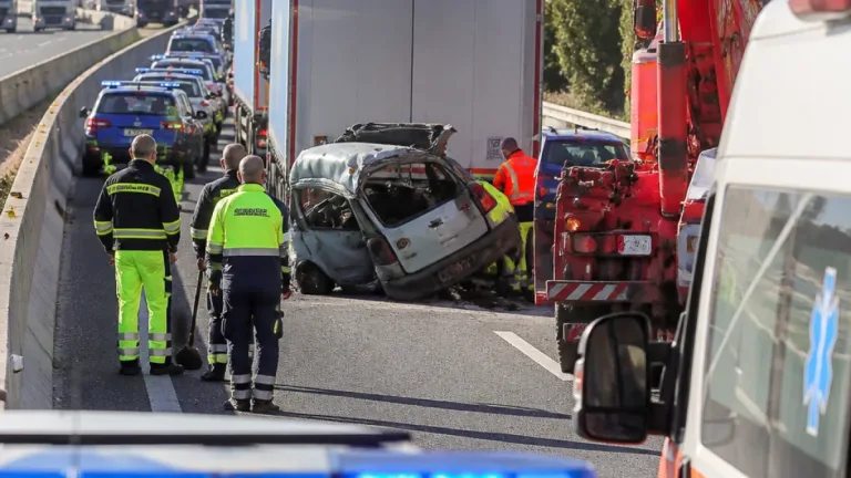 A1 tra Caianello e Capua, schianto contro tir: muore 16enne, tre feriti gravi
