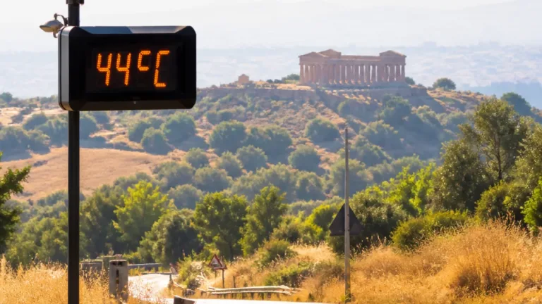 Agrigento soffoca nell’afa: oltre 44°C in provincia, foschia e caldo estremo