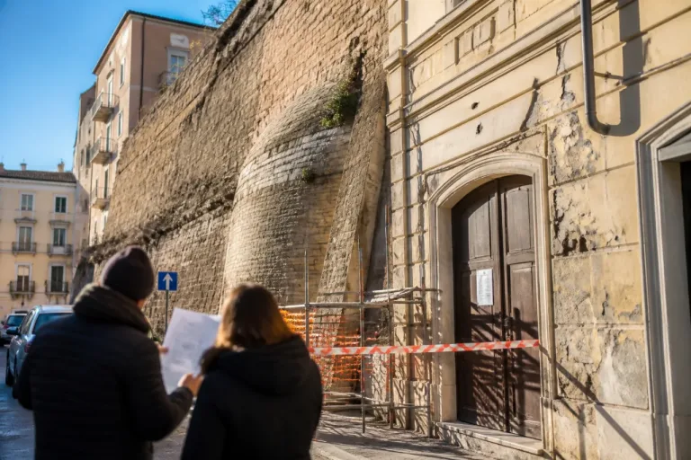 Ancona, cedono le mura ottocentesche: contenzioso su chi deve pagare i lavori