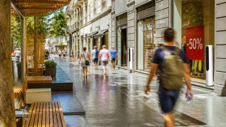 Ancona, saldi alla prova del caldo: centro diviso tra buone vendite e vetrine vuote