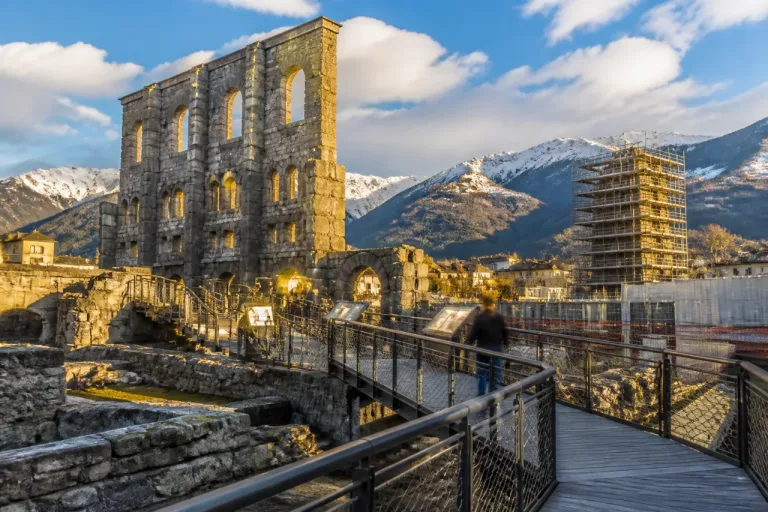Aosta, riapre il Teatro Romano: nuovo percorso tra gli scavi e passerella sul cuore dell’area