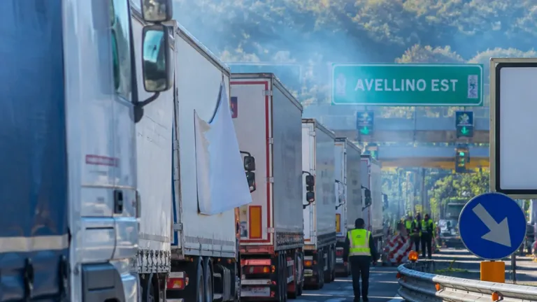 Avellino, proseguono i blocchi dei Tir: disagi e presidi all'uscita Avellino Est sull'A30