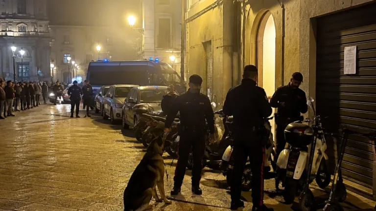 Bari, controlli notturni in Piazzetta dei Papi: oltre 100 persone verificate