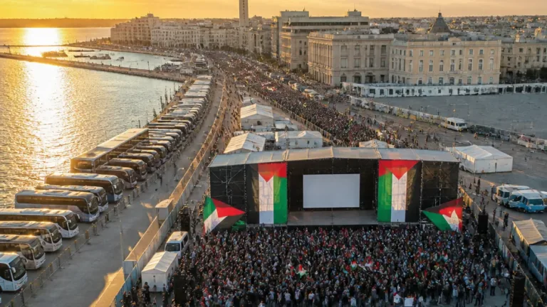 Bari, corteo in centro: tensione e intervento della polizia per evitare lo scontro