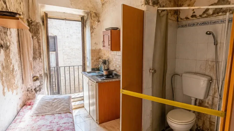 Bari vecchia, affitto turistico abusivo: bagno ricavato nella doccia e struttura sospesa