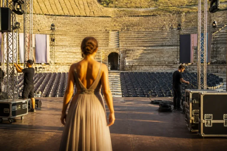 Benevento, Lola Ponce al Teatro Romano: il BCT apre con lo spettacolo “Anni Luce”