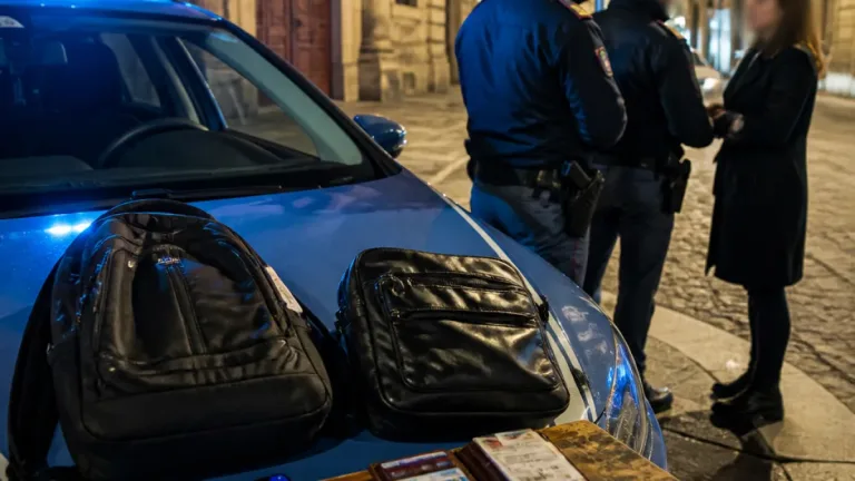 Bergamo, recuperata refurtiva: denunciata una donna per ricettazione e uso indebito di carta