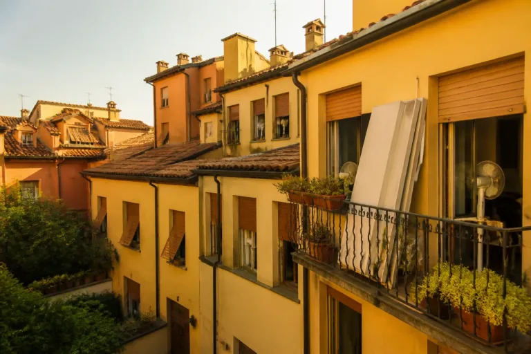Bologna, case sempre più calde e bollette in aumento: come proteggere gli appartamenti dall’ondata di caldo