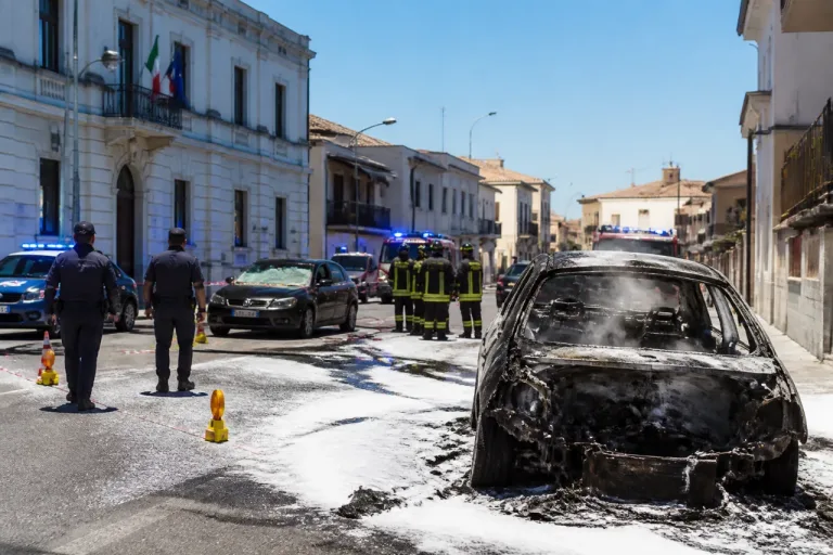 Carapelle, nuova auto in fiamme dopo quella del sindaco: allarme e indagini in corso