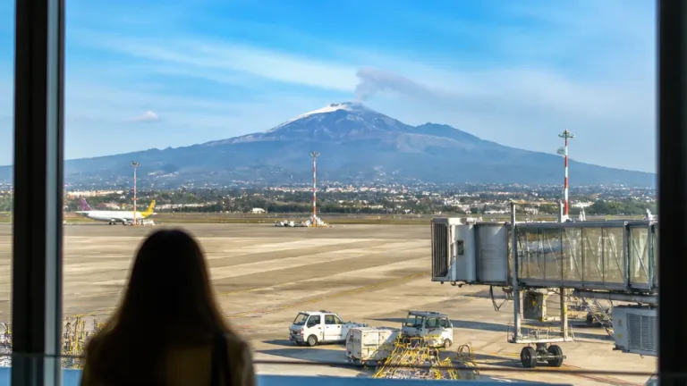 Catania: voli ripristinati all’aeroporto dopo il calo dell’allerta per l’Etna