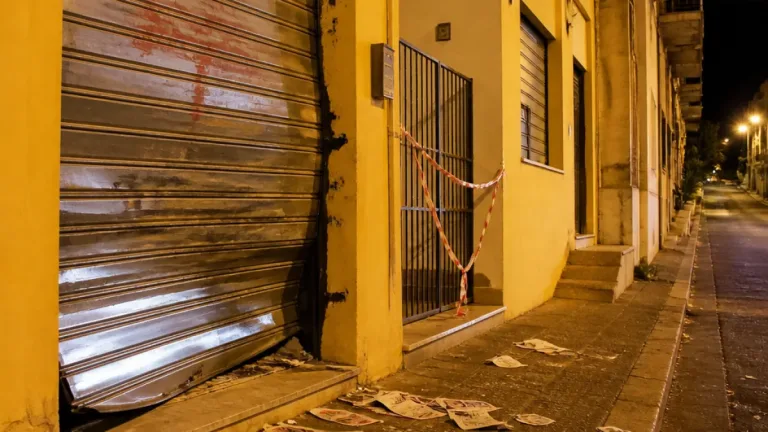 Catanzaro: raid alla Casa del Popolo, danneggiata la serranda della sede di Potere al Popolo
