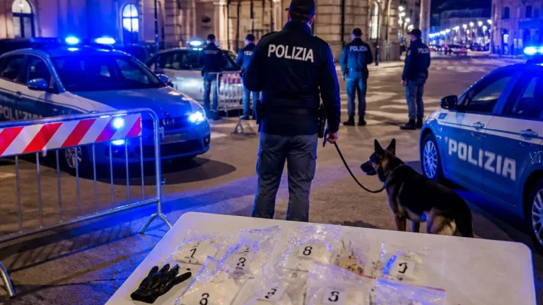 Controlli straordinari della Polizia a Pavia: cento persone identificate e sequestri di droga