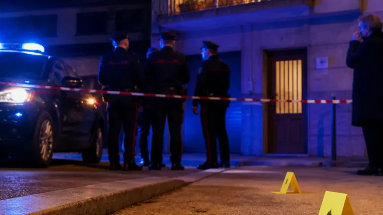 Cosenza, 25enne muore gettandosi dal balcone durante perquisizione: la famiglia chiede chiarezza