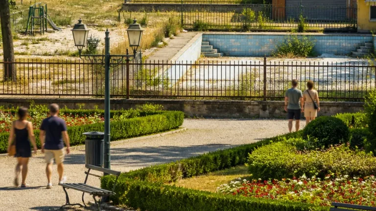 Cremona, degrado alle Colonie Padane: aree verdi curate ma piscine e strutture abbandonate