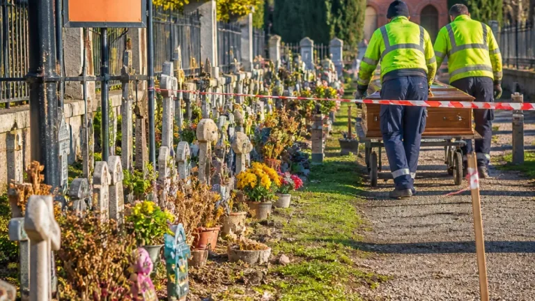 Cremona, il Comune avvia esumazioni nel Campo 7: interessati feti e bambini sepolti oltre i termini