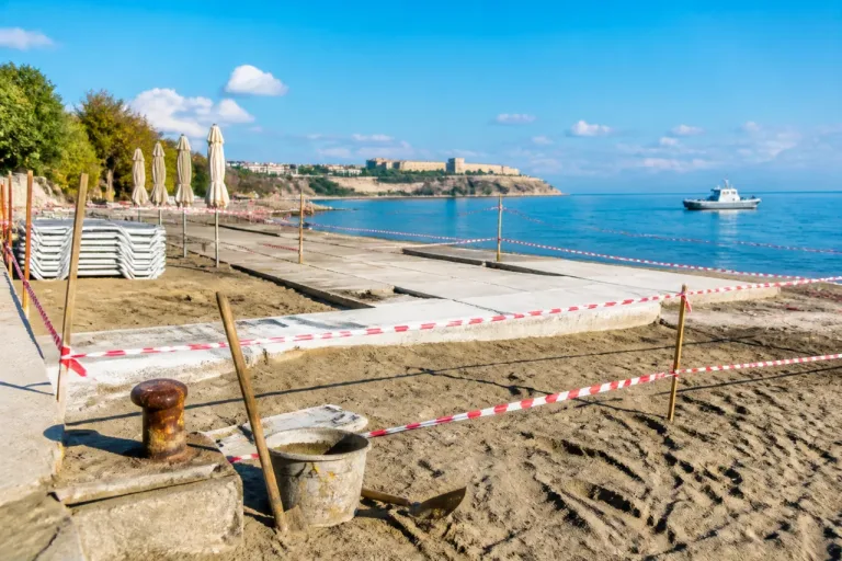 Crotone, sequestri e denunce: la Guardia Costiera contrasta il «mattone» sulle spiagge