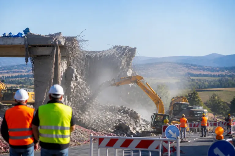 Demolito il viadotto San Lorenzo: avanti i lavori per il raddoppio della Siena‑Grosseto