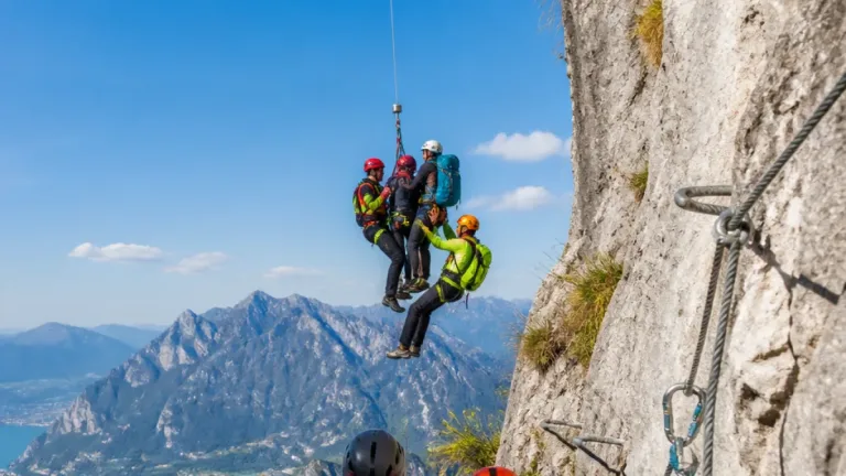 Due escursionisti tratti in salvo sull’impegnativa Ferrata del Medale: intervento dell’elisoccorso