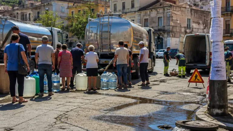 Emergenza idrica a Vibo: la rete perde il 65% dell'acqua immessa, autobus e limitazioni nelle frazioni