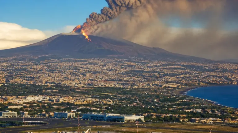 Eruzione dell’Etna: cenere su Catania, arrivi aerei ridotti e nuova bocca in Valle del Bove