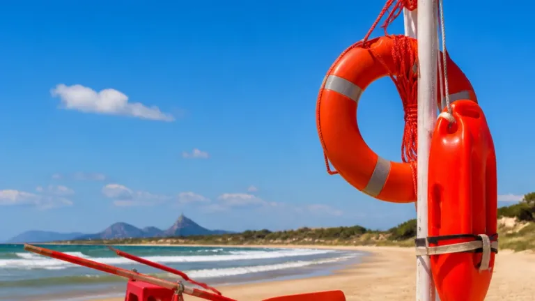 Estate sicura sulle spiagge oristanesi: dove sono attivi i bagnini e quando