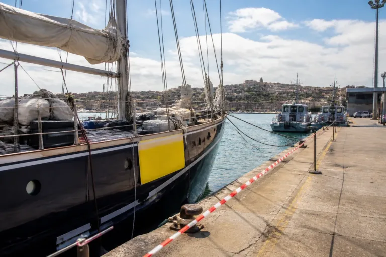 Fermo e la costa adriatica, il fermo del veliero ONG Trotamar III riapre il confronto sui soccorsi in mare