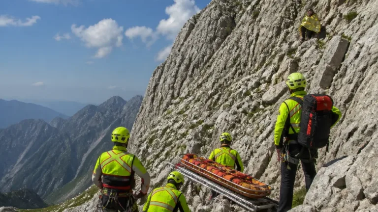 Frana sul Pizzo d'Uccello: scalatore precipita 35 metri, soccorsi in azione
